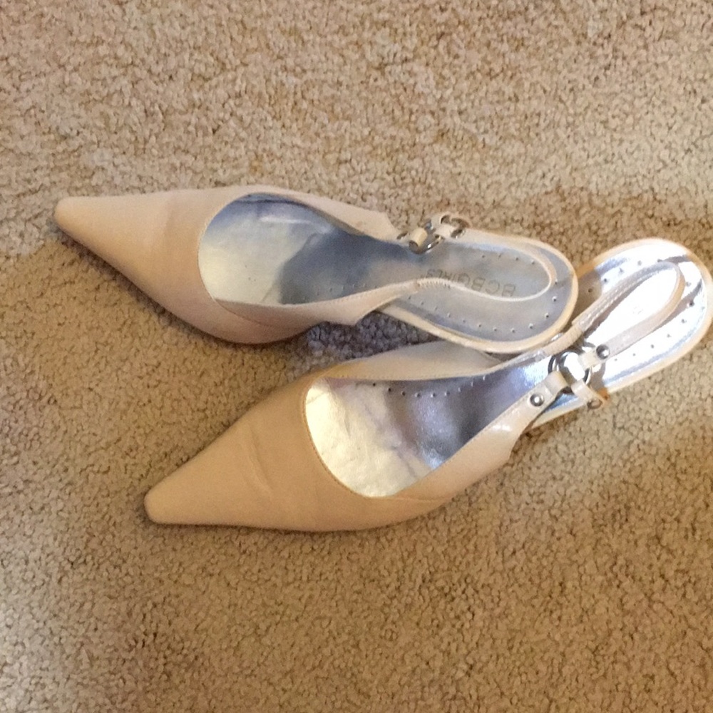 BCBG close toed heels size 8 1/2